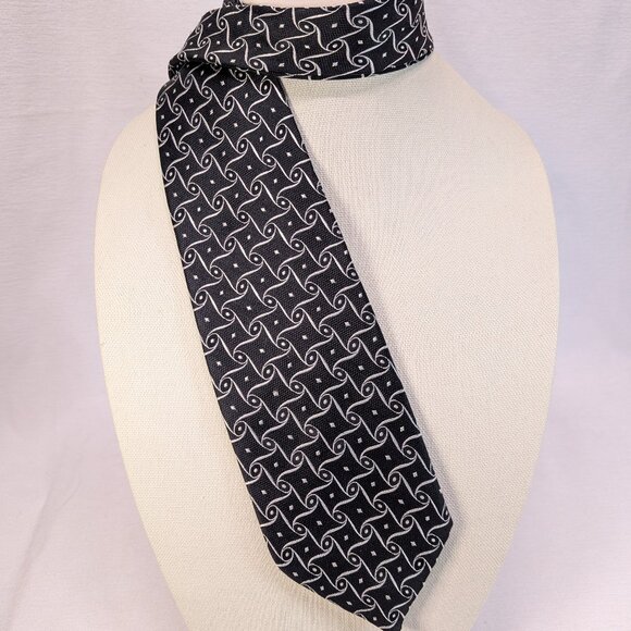 Essex Row Men's Tie 100% Silk Black & White Scroll Foulard 3 1/2x58 1/2" - Picture 1 of 6